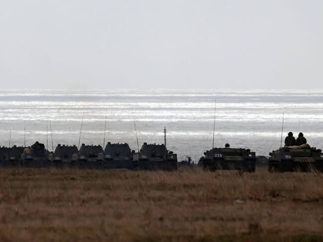 Tanques rusos realizan un ejercicio militar en la zona de Crimea