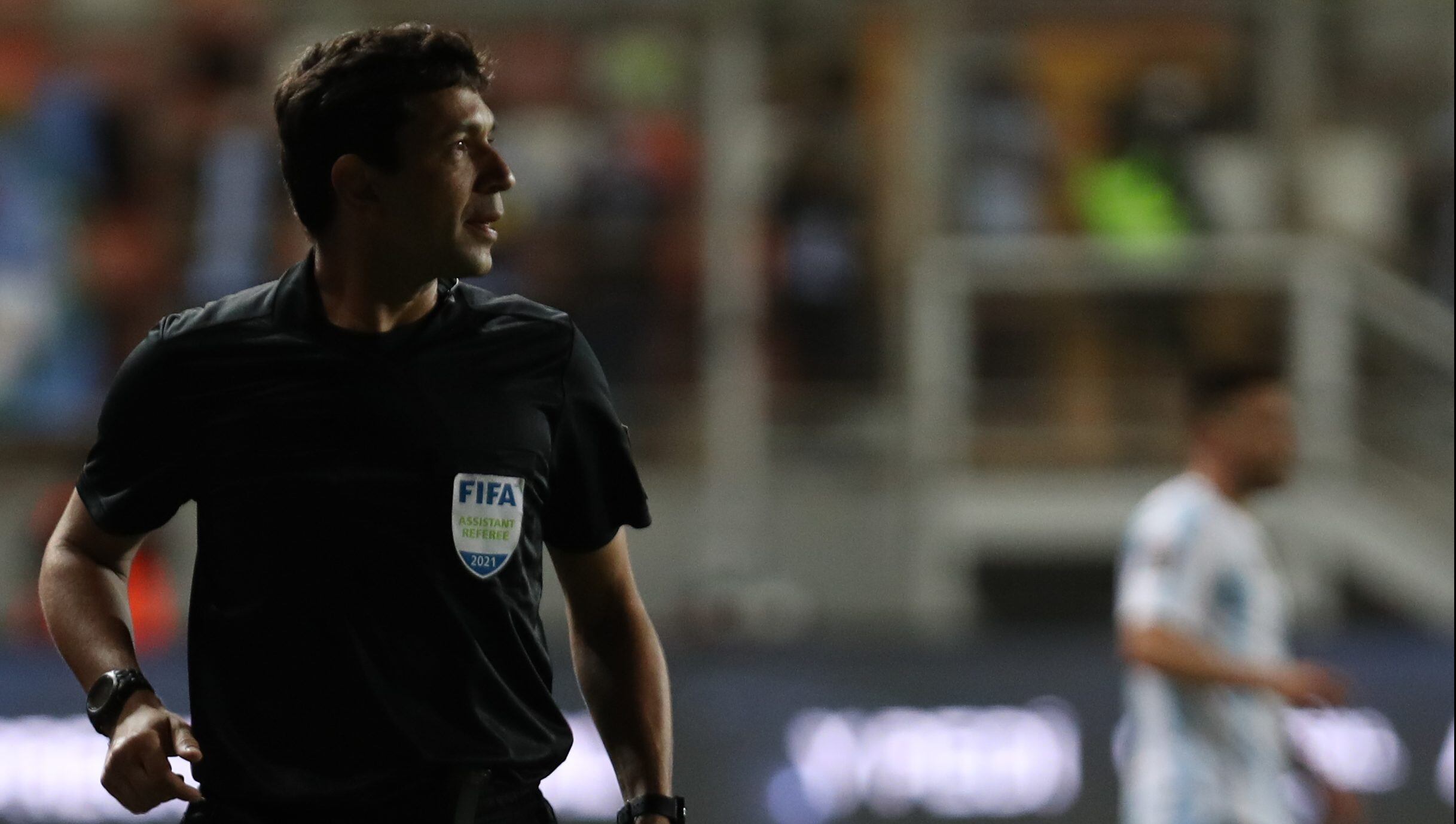 Árbitros asistentes del partido entre Chile y Argentina fueron suspendidos