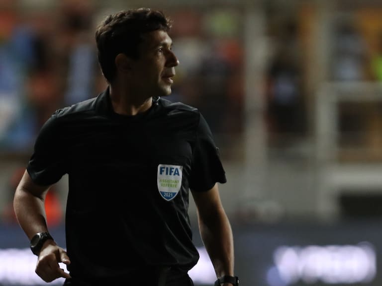 Árbitros asistentes del partido entre Chile y Argentina fueron suspendidos