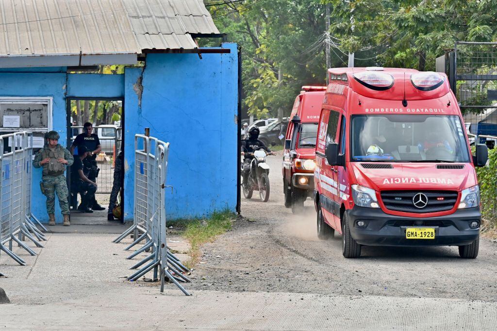 Ambulancias salen de cárcel de Guayaquil luego de motín en Ecuador