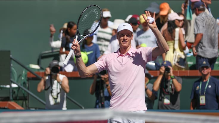 Sinner frena a Medvedev y completa un histórico registro tras levantar el título de Indian Wells