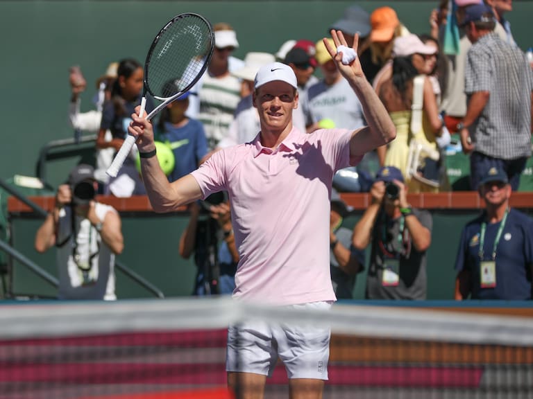 Sinner frena a Medvedev y completa un histórico registro tras levantar el título de Indian Wells