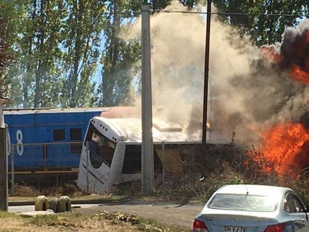 Dos personas murieron tras colisión entre bus de pasajeros y tren de carga en Cabrero