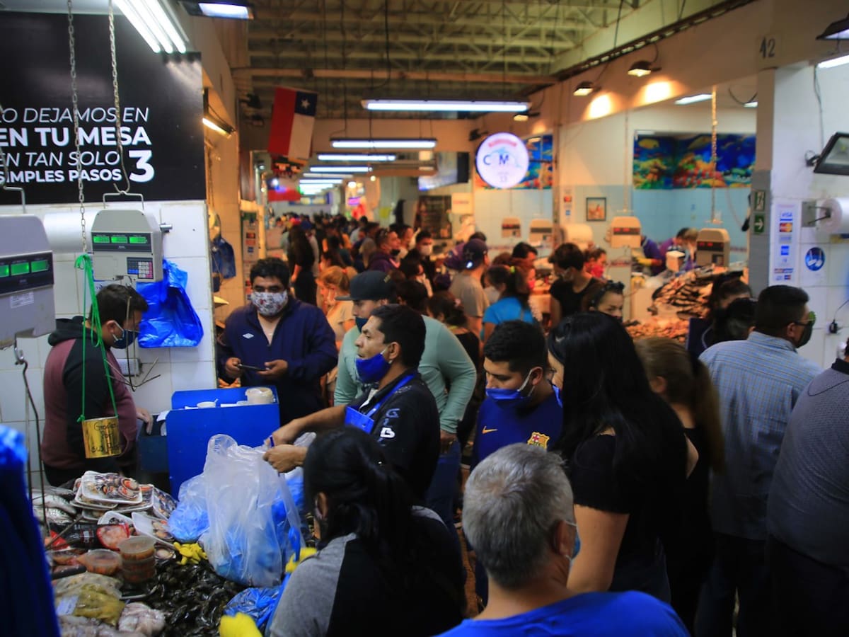 Alta afluencia de clientes en Terminal Pesquero de Santiago se registra este viernes