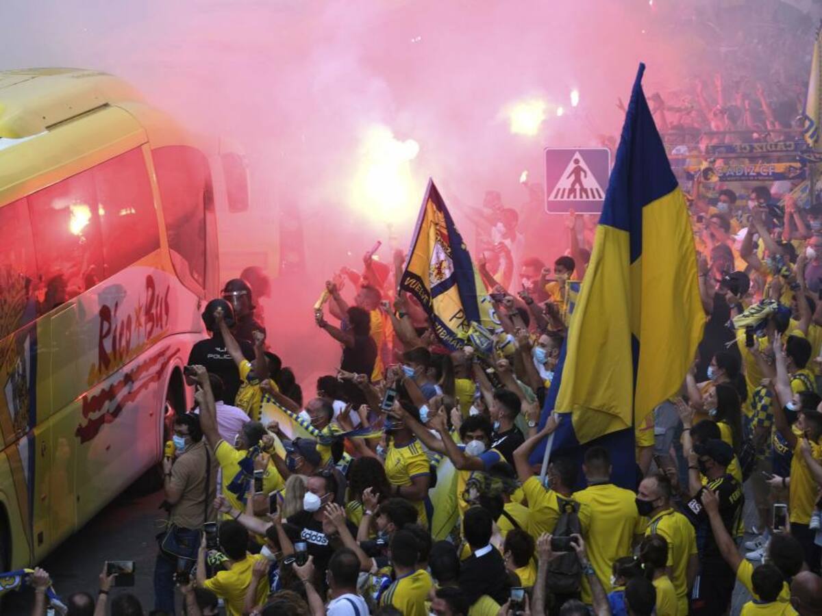 Hinchas del Cádiz no respetaron medidas sanitarias españolas ante posible ascenso: El equipo terminó perdiendo