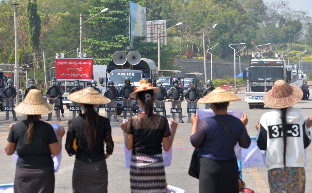 Policías se preparan a reprimir a unas mujeres en Myanmar