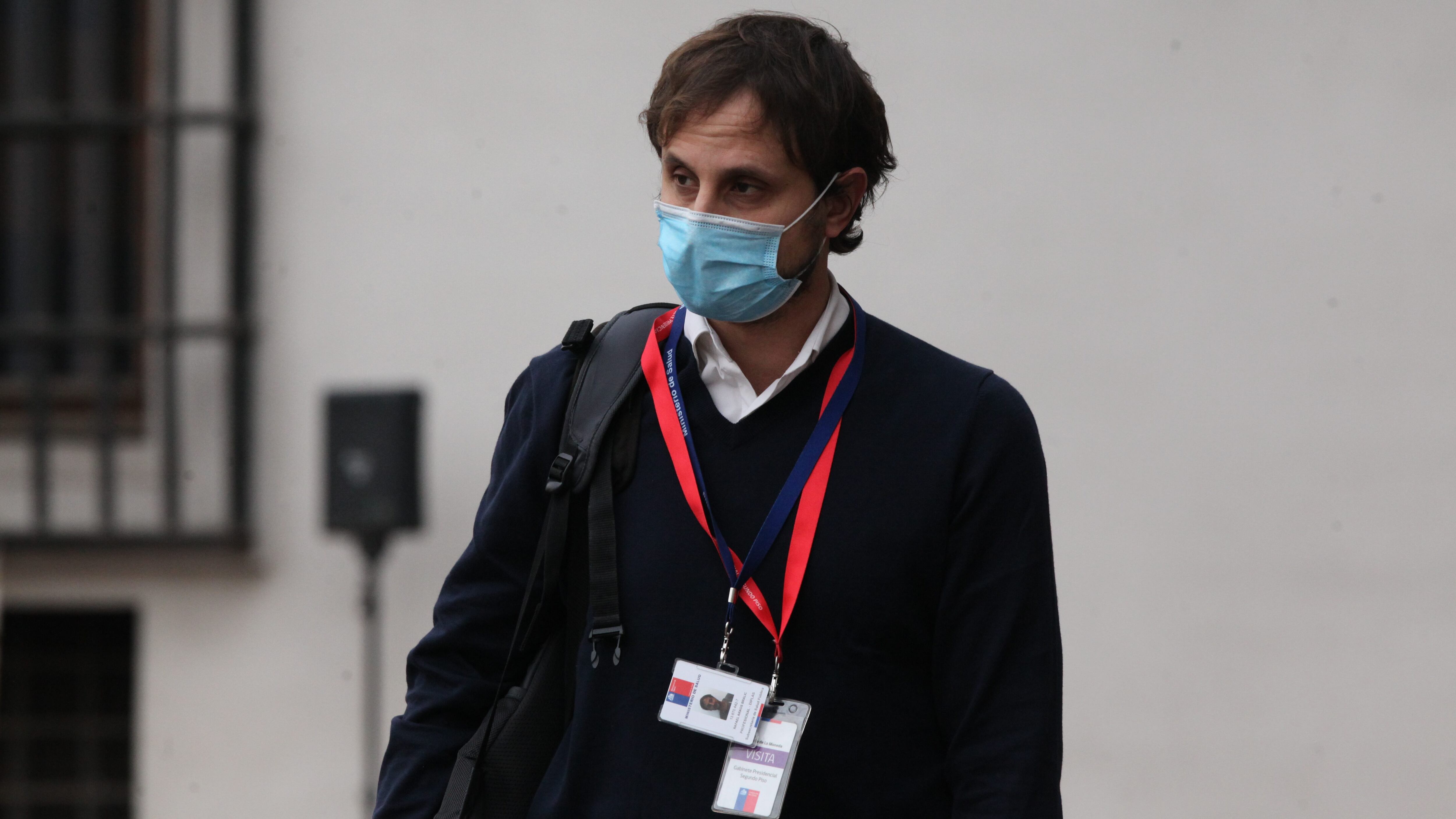 19 DE JUNIO DE 2020/SANTIAGO
Rafael Araos, del Comité de Expertos camina por el Patio de los Naranjos, tras el balance diario coronavirus, en el Palacio de La Moneda, Santiago.
FOTO: AILEN DIAZ/AGENCIAUNO