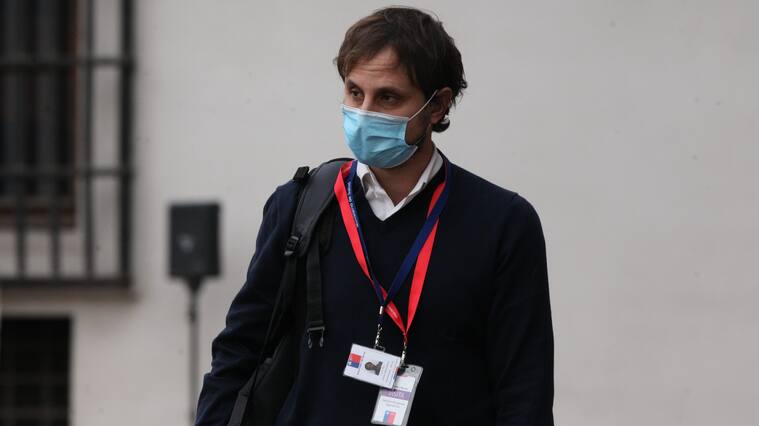 19 DE JUNIO DE 2020/SANTIAGO
Rafael Araos, del Comité de Expertos camina por el Patio de los Naranjos, tras el balance diario coronavirus, en el Palacio de La Moneda, Santiago.
FOTO: AILEN DIAZ/AGENCIAUNO