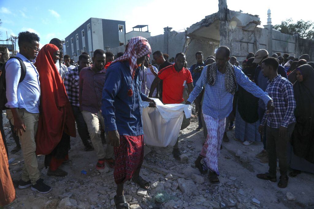 Personas rescatan cuerpos tras atentado en Mogadiscio de Somalia