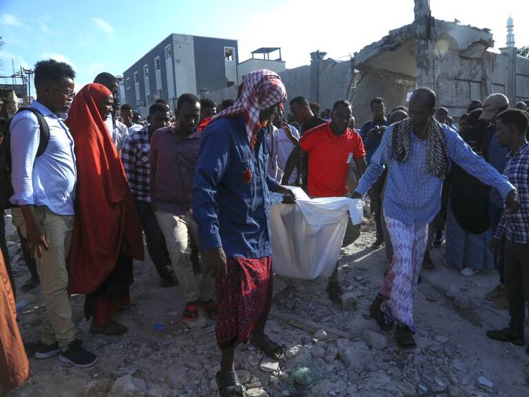 Personas rescatan cuerpos tras atentado en Mogadiscio de Somalia