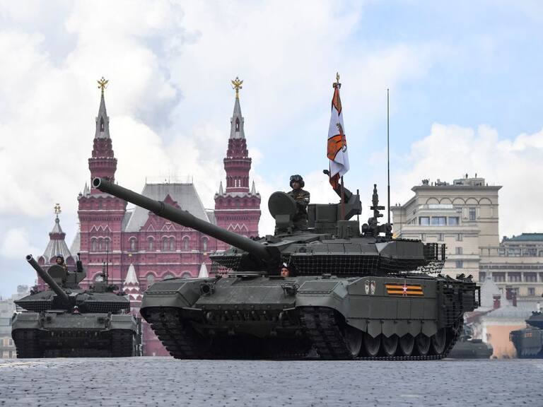 Los tanques rusos T-90M son parte del desfile del Día de la Victoria en Moscú