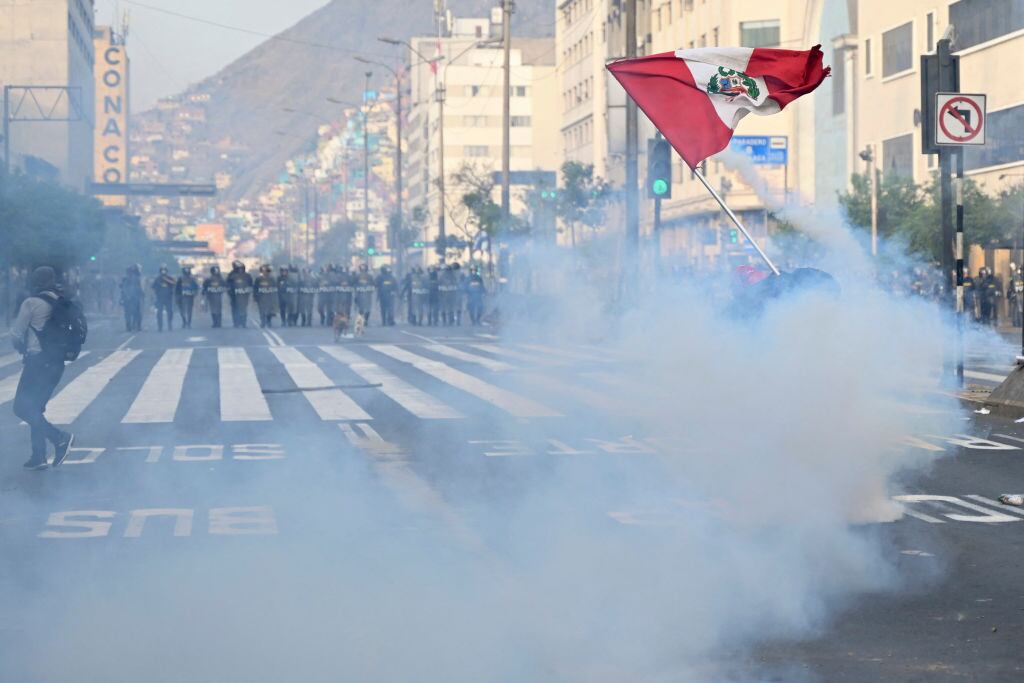 Policía lanza gases lacrimógenas a un manifestante en Perú