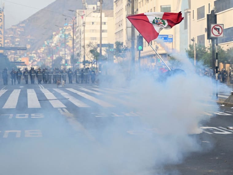 Policía lanza gases lacrimógenas a un manifestante en Perú