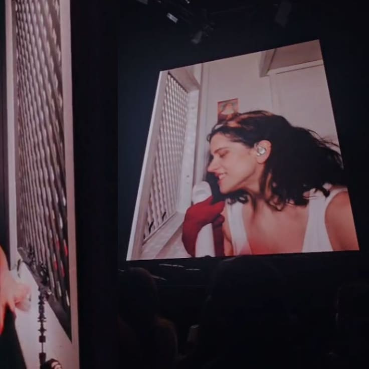 “Tuvimos un romance...”: Francisca Valenzuela relata fugaz relación con un desconocido artista durante el concierto de Rosalía