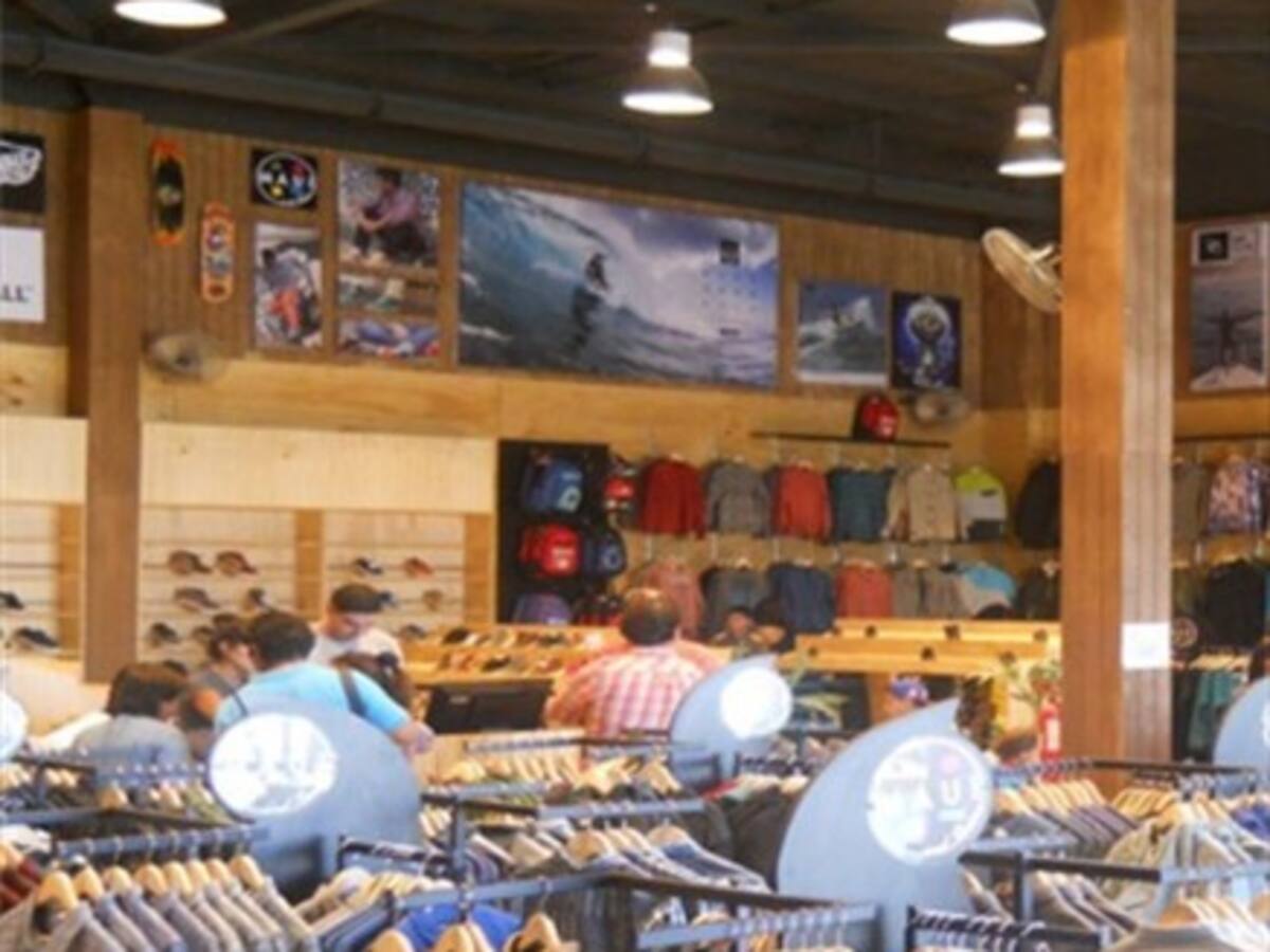 Por remodelación de bodega rematan en Quilicura productos de invierno hasta con 80% de descuento