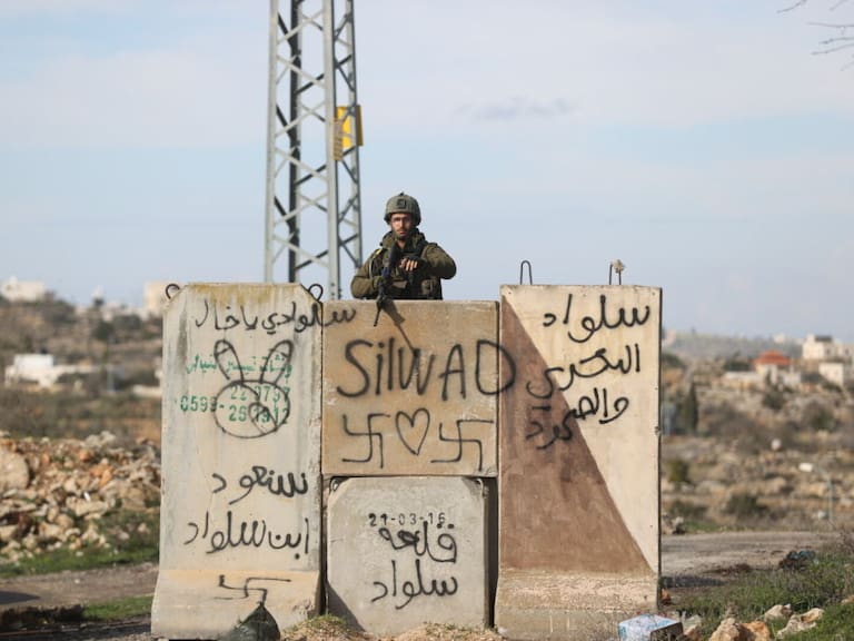 Soldado de Israel armado vigila la ciudad ocupada de Ramallah en Palestina