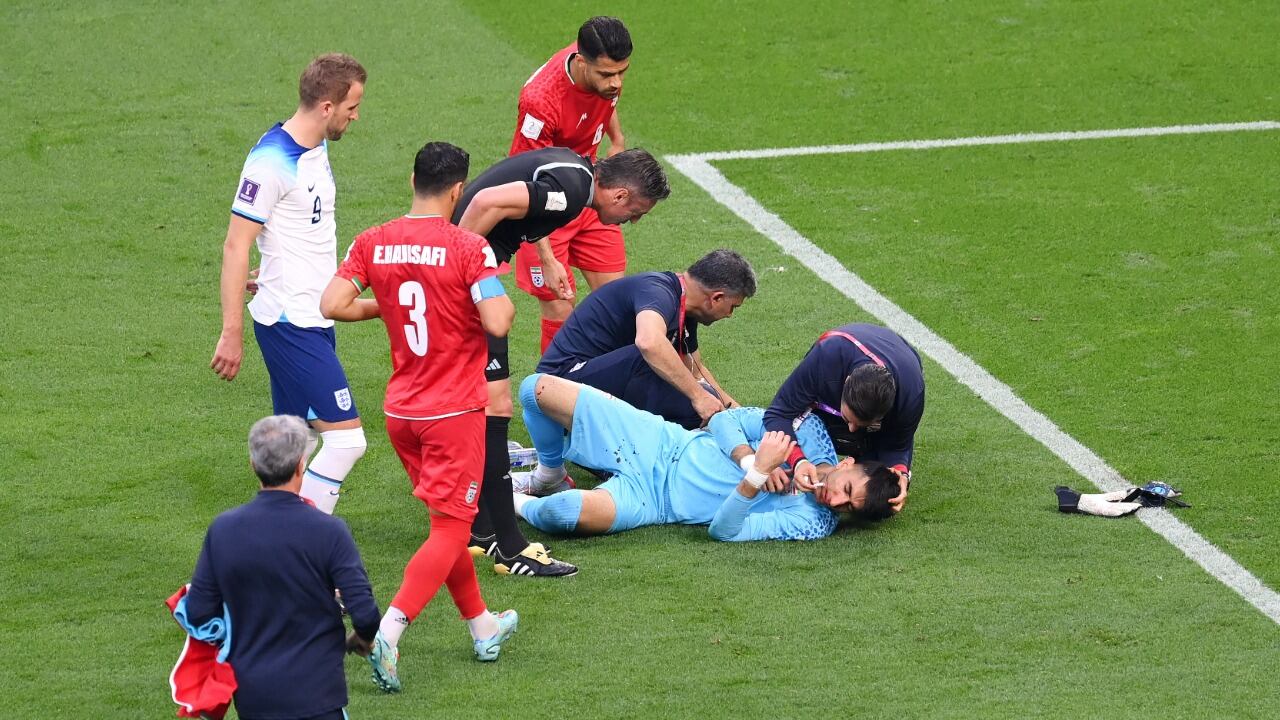 Irán marca un hito en el Mundial de Qatar al hacer seis cambios después del fuerte golpe que sufrió su arquero