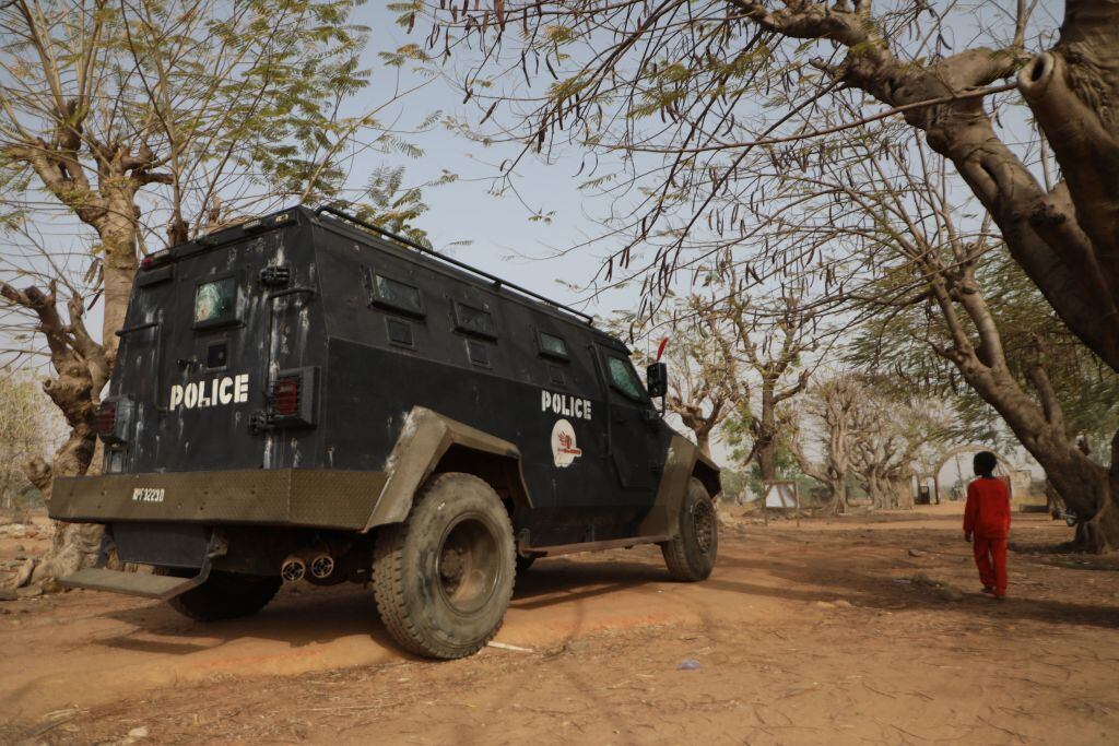 Agentes de seguridad nigerianos patrullan las regiones