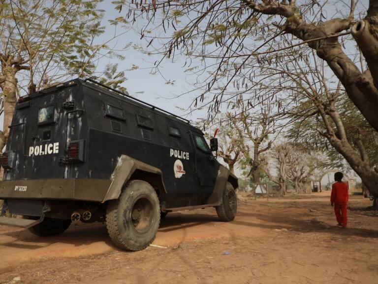 Agentes de seguridad nigerianos patrullan las regiones