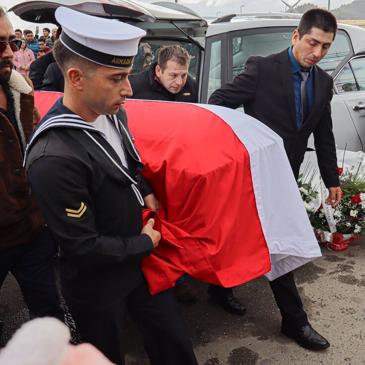 Funeral de suboficial mayor de Carabineros Sergio Arévalo: cuerpo llega a cementerio de Lebu