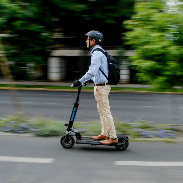 Preocupación por alza de accidentes en scooter: marzo alcanzó máximo histórico en Chile