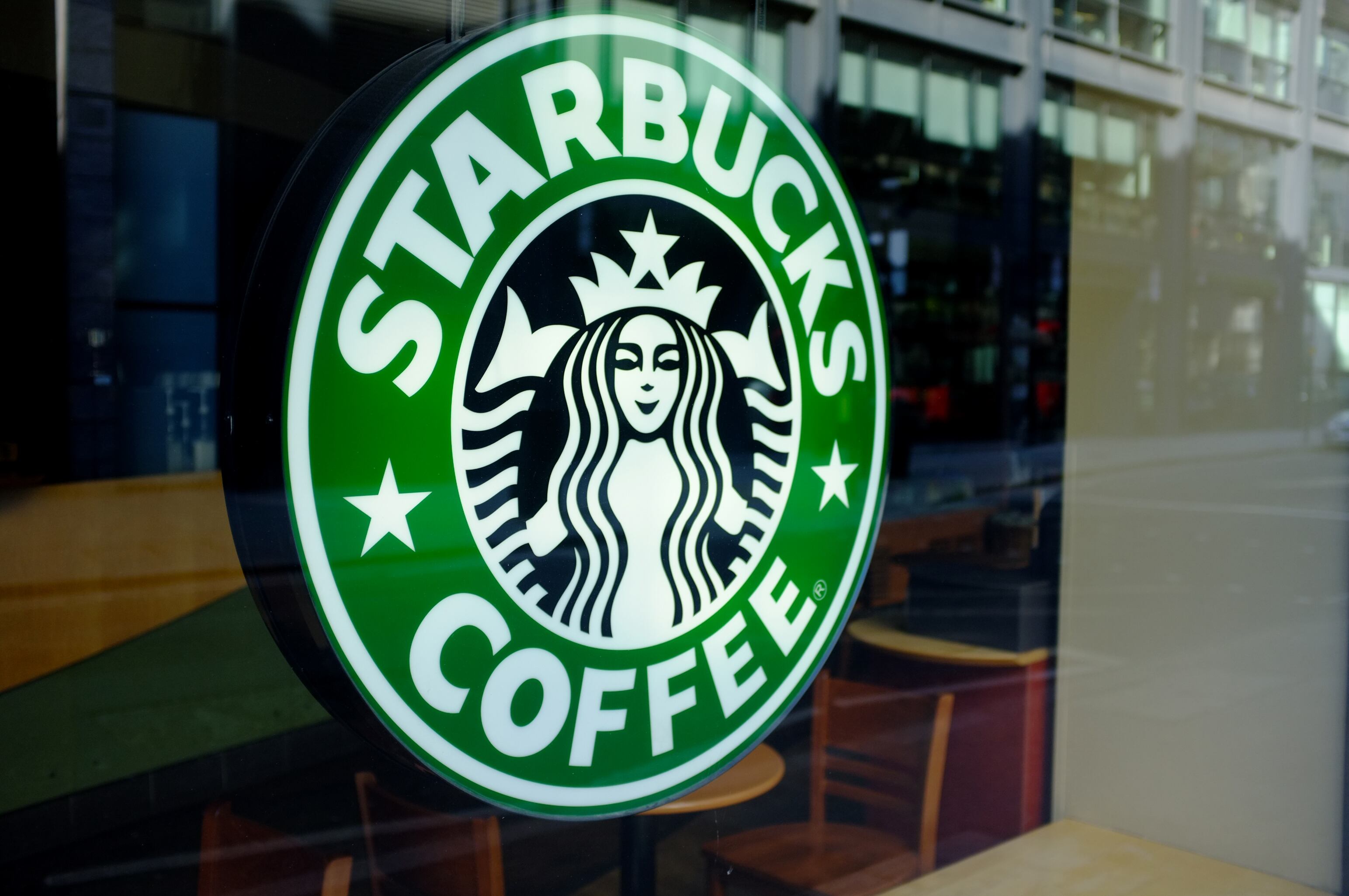 Starbucks enfrenta demanda por promocionar bebidas como “sin azúcar”: empresa niega las acusaciones
