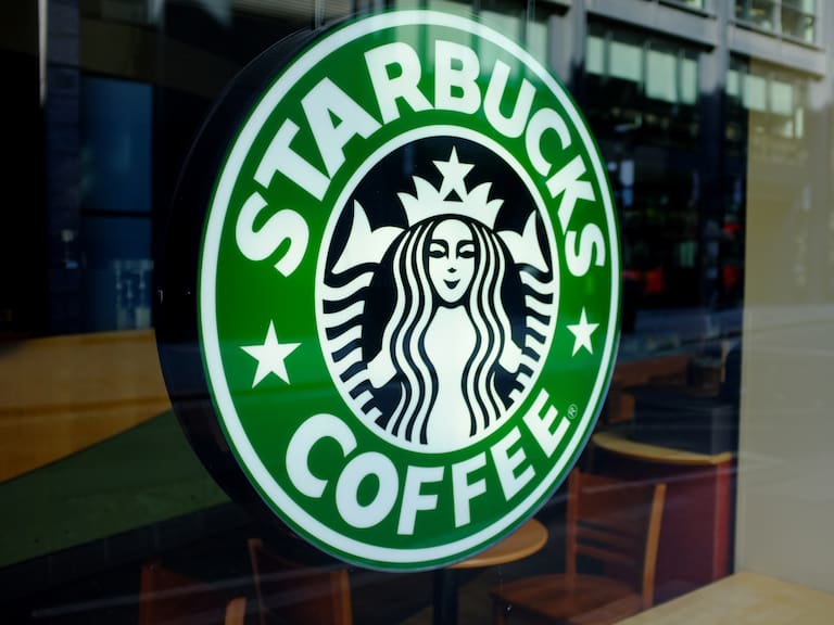 Starbucks anunció cierre masivo de tiendas y despidos de empleados: ¿Qué pasará en Chile?