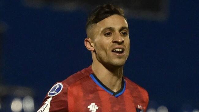 Chile's Huachipato Argentine Walter Mazzantti celebrates after scoring against Paraguay's 12 de Octubre during the Copa Sudamericana football tournament group stage match at the Luis Alfonso Giagni stadium in Villa Elisa, Paraguay, on May 12, 2021. (Photo by NORBERTO DUARTE / AFP) (Photo by NORBERTO DUARTE/AFP via Getty Images)