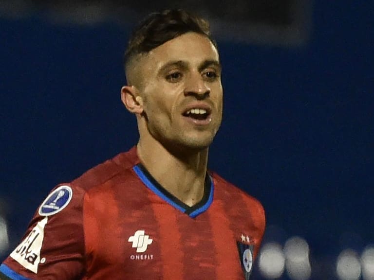 Chile's Huachipato Argentine Walter Mazzantti celebrates after scoring against Paraguay's 12 de Octubre during the Copa Sudamericana football tournament group stage match at the Luis Alfonso Giagni stadium in Villa Elisa, Paraguay, on May 12, 2021. (Photo by NORBERTO DUARTE / AFP) (Photo by NORBERTO DUARTE/AFP via Getty Images)