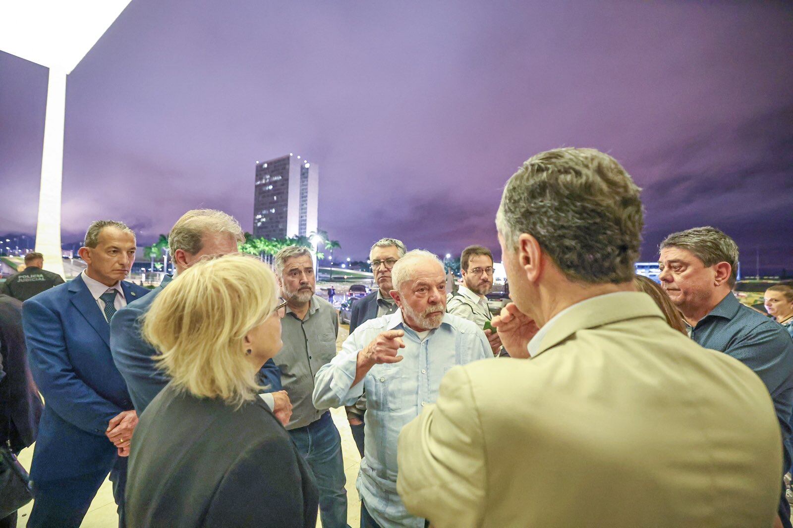 Lula Da Silva observa los destrozos en el Palacio Do Planalto en Brasilia