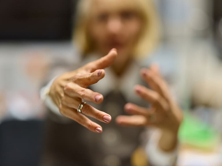 “Gestos ilustradores”: la clave para hacerte instantáneamente más persuasivo, según estudio