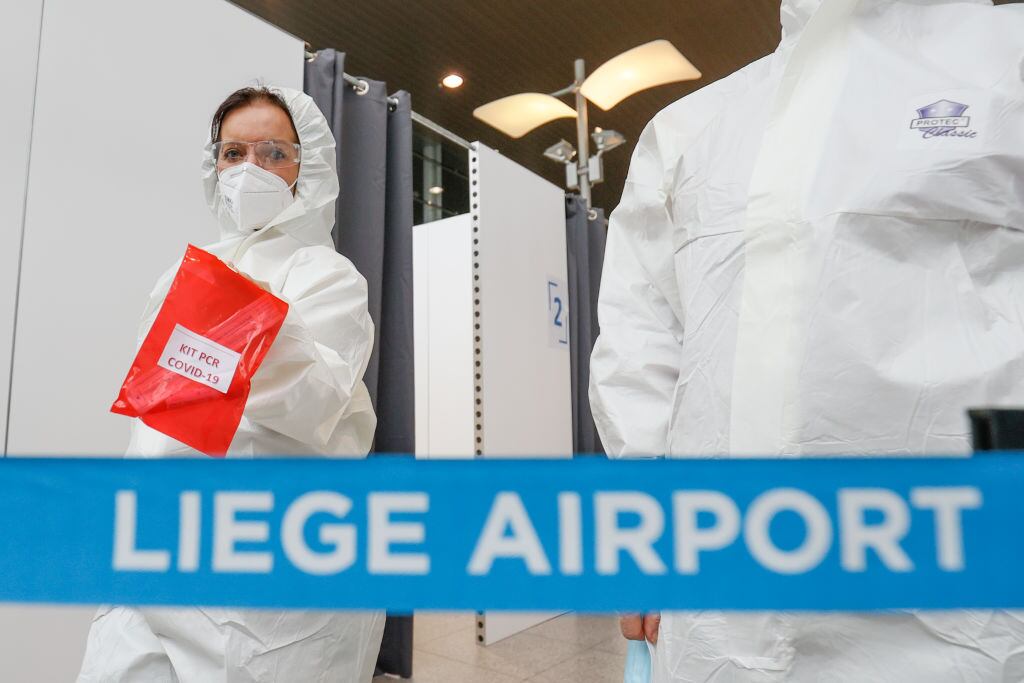 Trabajadores de la salud controlan el Covid-19 en un aeropuerto de Bélgica