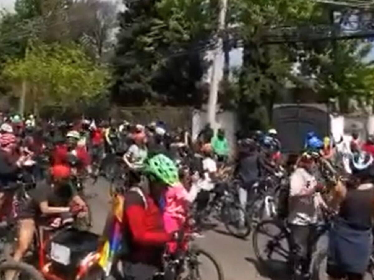 Ciclistas protestaron en la casa de Presidente Sebastián Piñera: hubo un detenido y cuatro carabineros lesionados