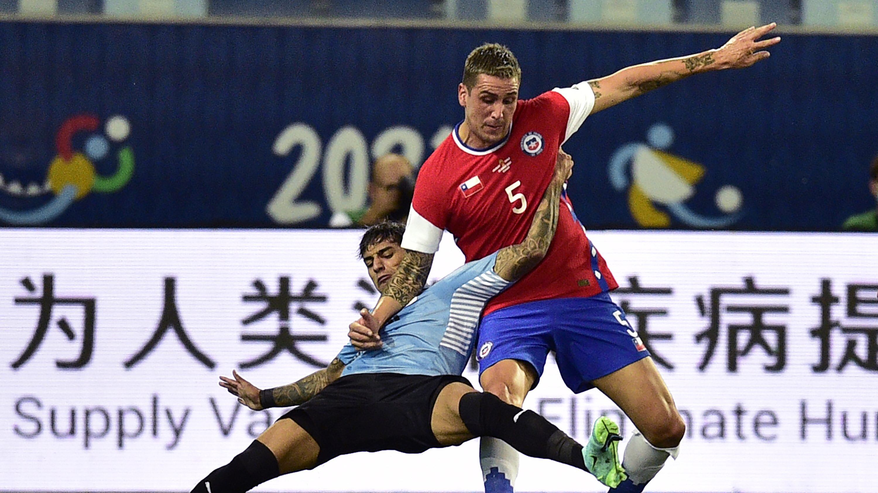 CUIABA, BRAZIL - JUNE 21: Facundo Torres of Uruguay competes for the ball with Enzo Roco of Chile during a group A match between Uruguay and Chile as part of Conmebol Copa America Brazil 2021 at Arena Pantanal on June 21, 2021 in Cuiaba, Brazil. (Photo by Rogerio Florentino/Getty Images)