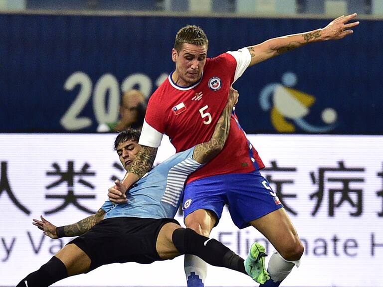 CUIABA, BRAZIL - JUNE 21: Facundo Torres of Uruguay competes for the ball with Enzo Roco of Chile during a group A match between Uruguay and Chile as part of Conmebol Copa America Brazil 2021 at Arena Pantanal on June 21, 2021 in Cuiaba, Brazil. (Photo by Rogerio Florentino/Getty Images)