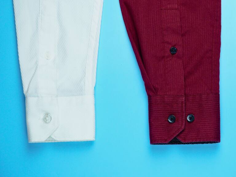 ¿Por qué las camisas de vestir tienen dos botones en sus mangas?