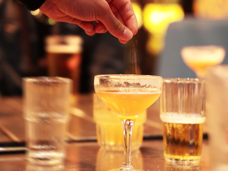 Así es el dispositivo de seguridad que detecta drogas en bebidas: reconoce 22 tipos de estupefacientes