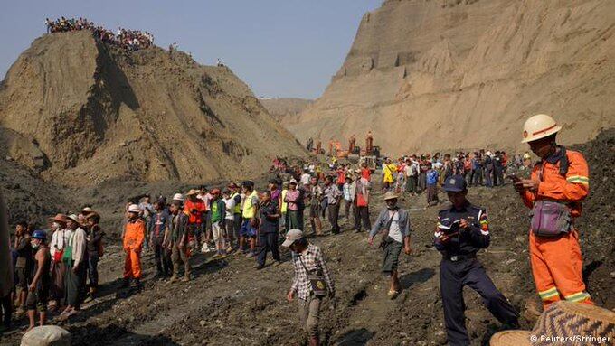 Grupo de trabajadores espera afuera de la zona de conflicto en Myanmar