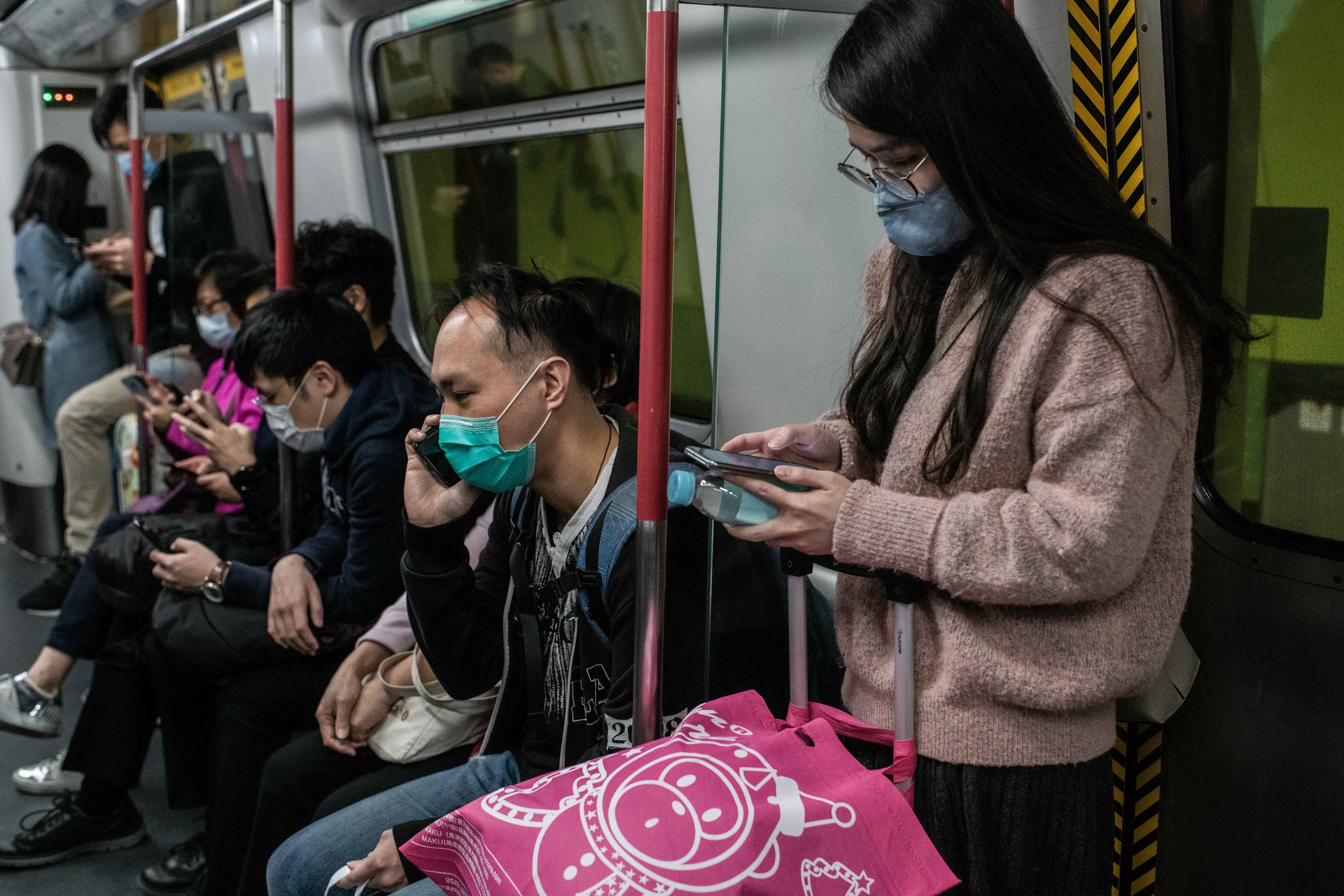 HONG KONG, CHINA - 2020/02/06: Passengers wear surgical mask inside the MTR wagon in Hong Kong.Another day in Hong Kong during the corona virus outbreak. Community outbreak declared in the city: the government said all travellers from the mainland China, including Hong Kong residents would be placed on a mandatory 14-day quarantine as part of its escalated response to the contagion. (Photo by Ivan Abreu/SOPA Images/LightRocket via Getty Images)