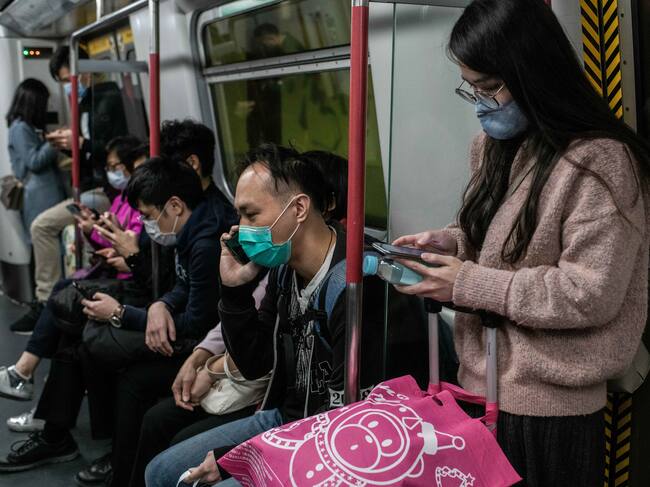 HONG KONG, CHINA - 2020/02/06: Passengers wear surgical mask inside the MTR wagon in Hong Kong.Another day in Hong Kong during the corona virus outbreak. Community outbreak declared in the city: the government said all travellers from the mainland China, including Hong Kong residents would be placed on a mandatory 14-day quarantine as part of its escalated response to the contagion. (Photo by Ivan Abreu/SOPA Images/LightRocket via Getty Images)