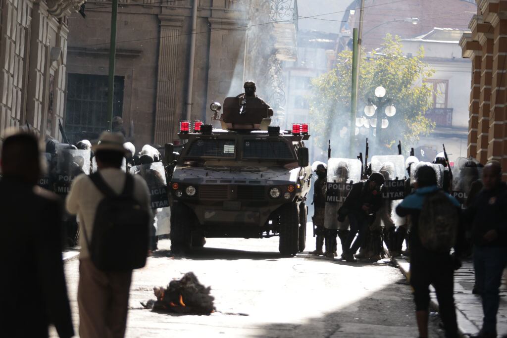 Los ciudadanos se enfrentan a policías y militares en la ciudad de La Paz durante el intento de golpe de Estado en Bolivia.