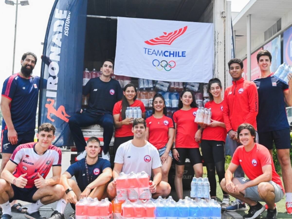 Comité Olímpico de Chile envía 15 mil botellas de líquido para los bomberos que combaten incendios forestales en el país