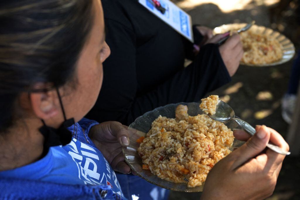 Personas se alimentan en un comedor comunitario en Argentina