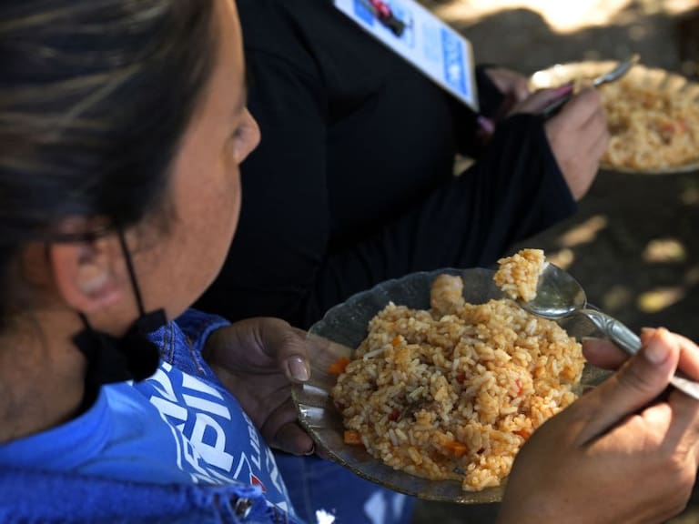 Personas se alimentan en un comedor comunitario en Argentina