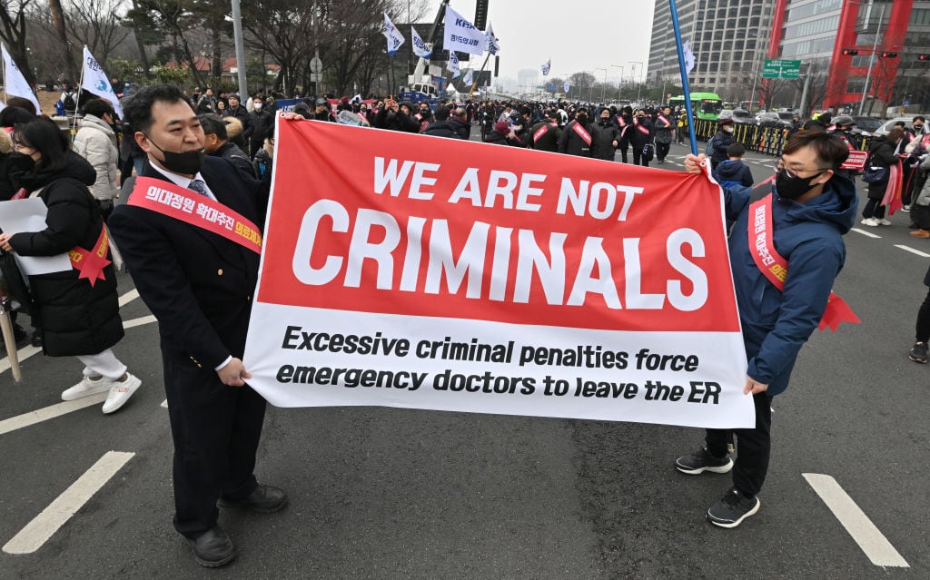 Los doctores en Corea del Sur rechazan las medidas del gobierno y los intentos de criminalizar la huelga que desarrollan hace semanas.