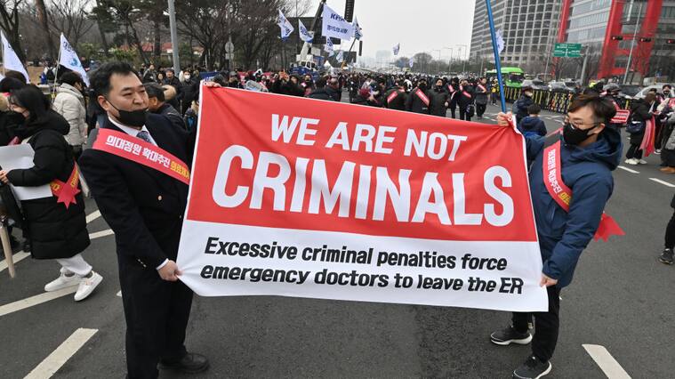 Los doctores en Corea del Sur rechazan las medidas del gobierno y los intentos de criminalizar la huelga que desarrollan hace semanas.
