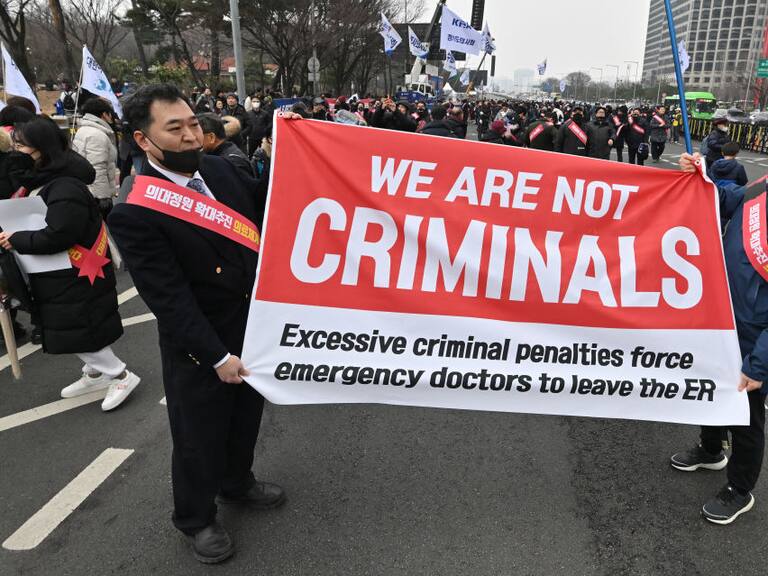 Los doctores en Corea del Sur rechazan las medidas del gobierno y los intentos de criminalizar la huelga que desarrollan hace semanas.