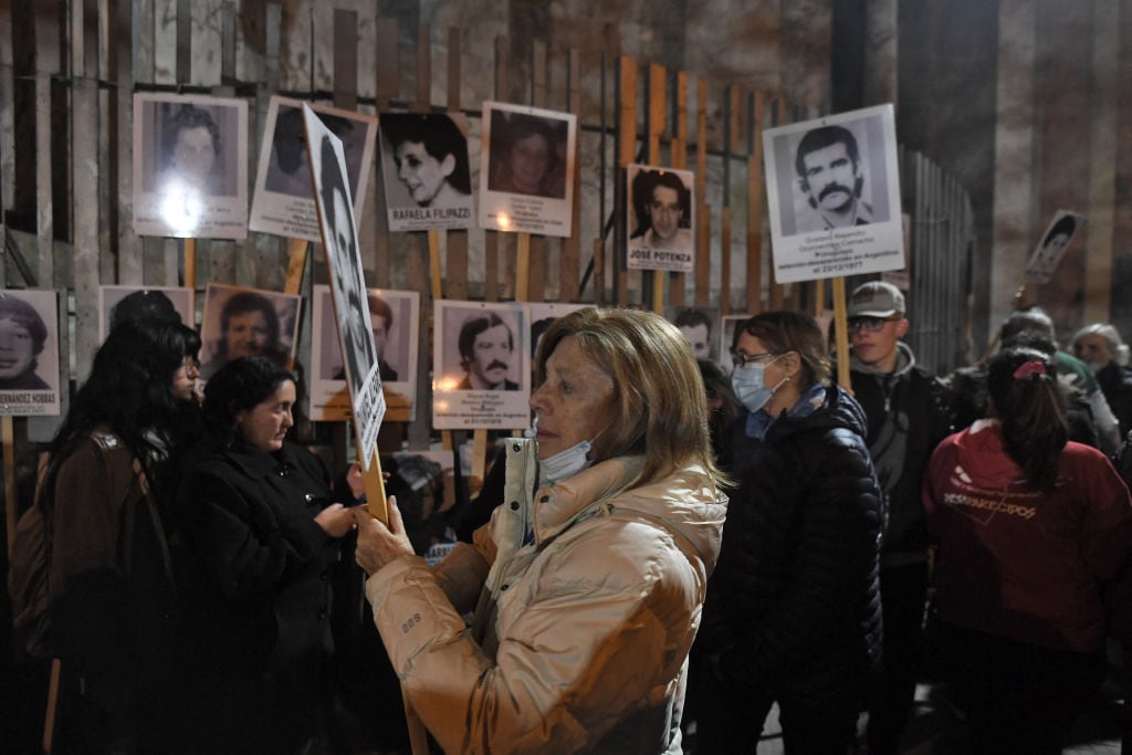 Las personas con carteles de los desaparecidos en Montevideo