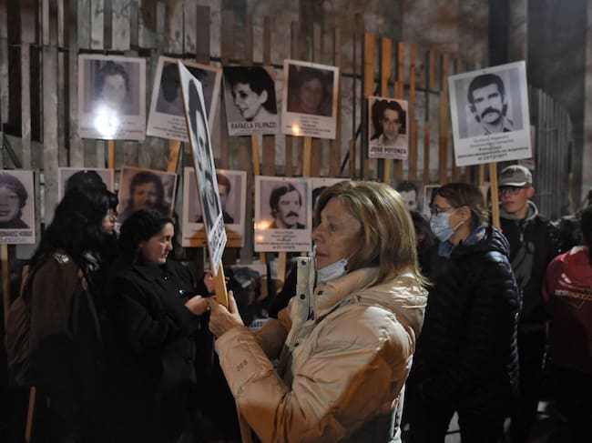 Las personas con carteles de los desaparecidos en Montevideo
