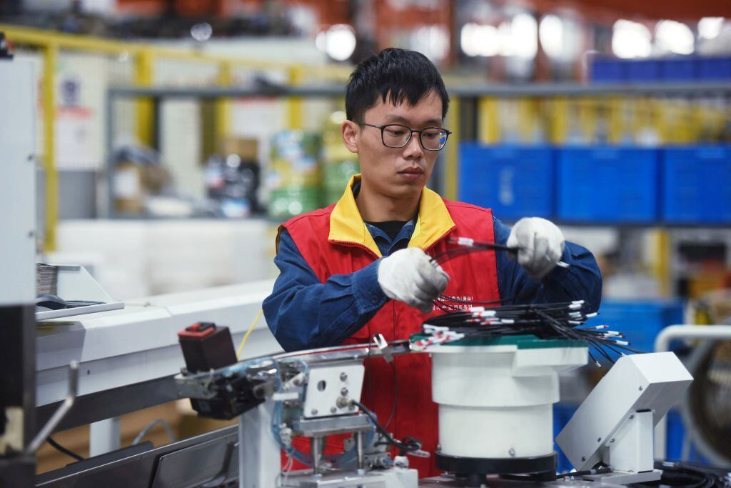 Trabajador cumple labores en la Xinmei Electric Company